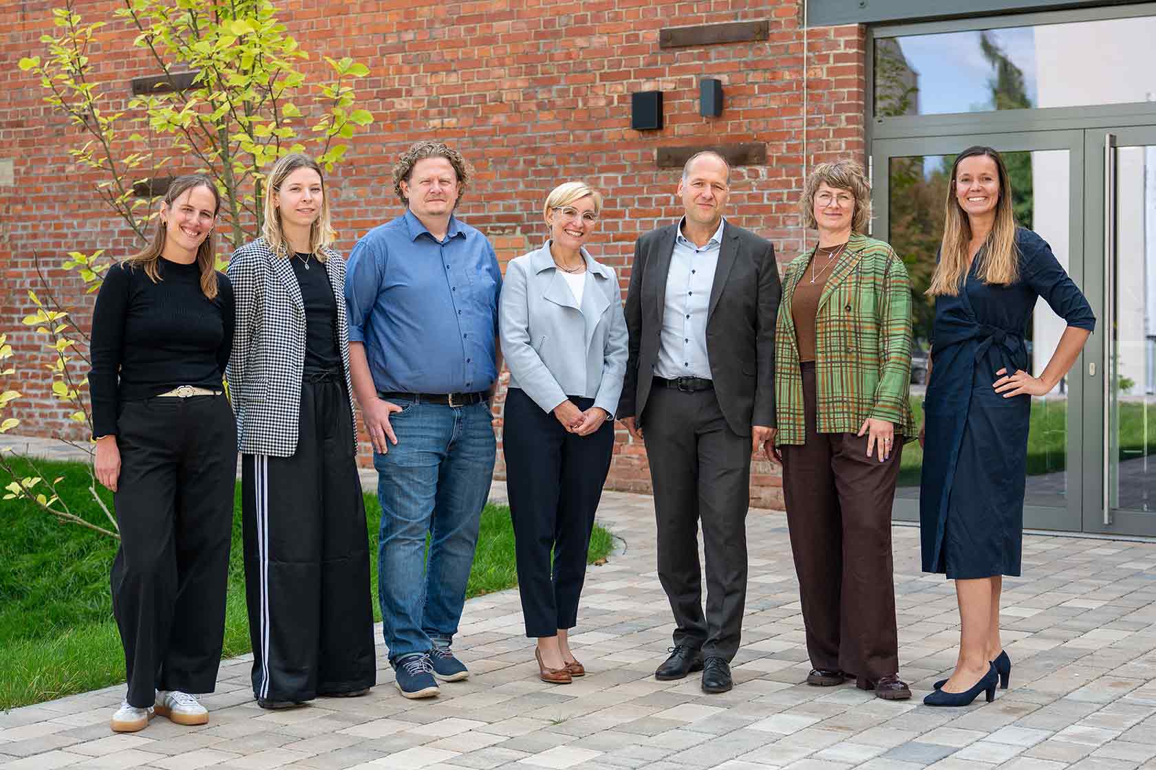 von links: Johanna Sieben, Caroline Hoffmann, Lars Fassmann, Dr. Anita Maaß, Prof. Dr. Oliver Jokisch, Prof. Daniela Hensel und Nancy Schultze. Es fehlt Dr. Skadi Jennicke. Sie konnte leider nicht persönlich teilnehmen und schickte eine Grußbotschaft per Video. Foto: © Crispin.-I. Mokry