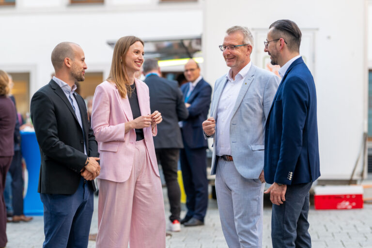 die Direktoren des TUBAF Innovation Centers im Gespräch mit Comedienne Tina Goldschmidt und Landrat Sven Krüger